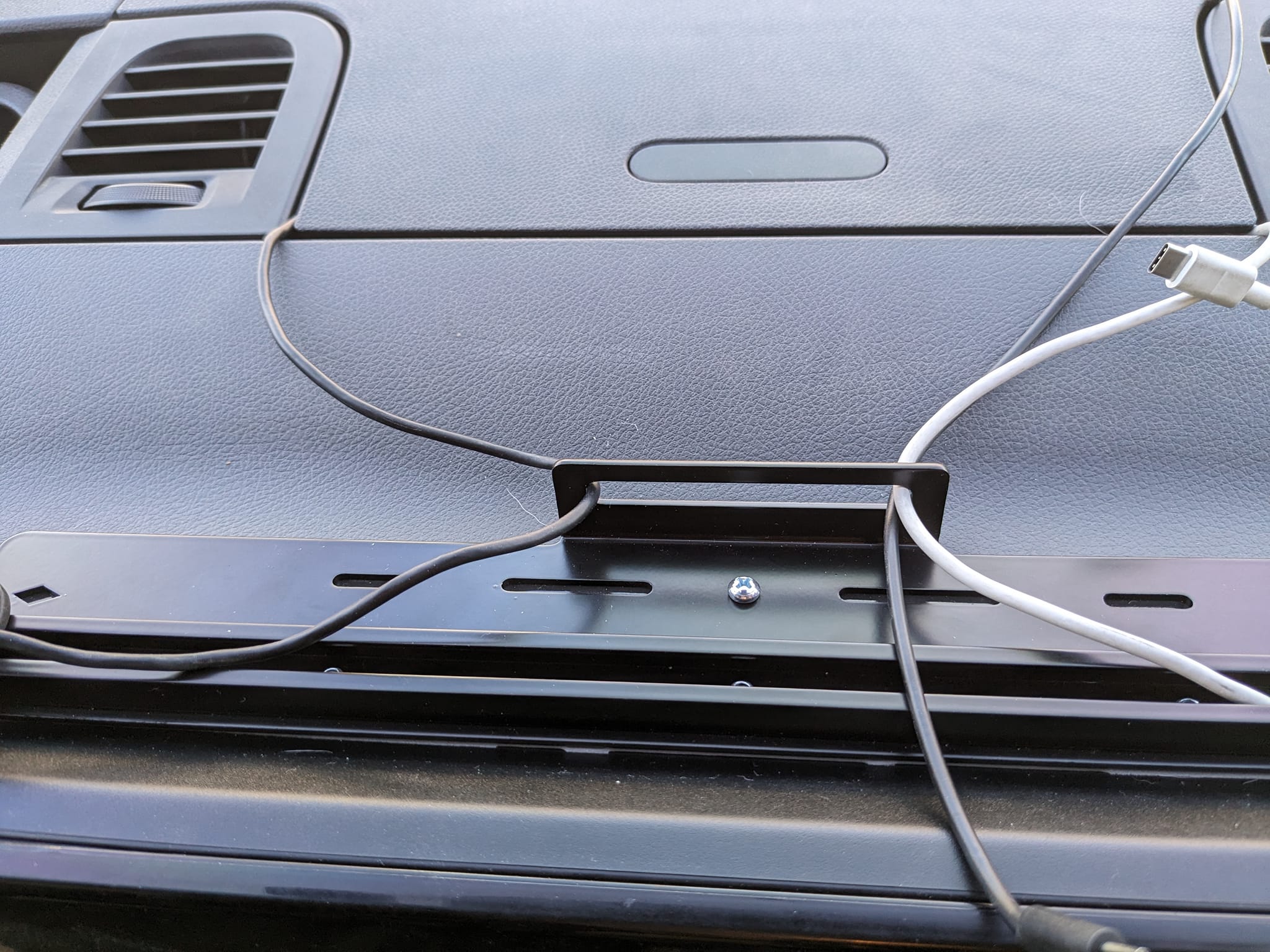 SPRINTER DASH ACCESSORIES AND PHONE MOUNTING SYSTEM - White Top Adventures