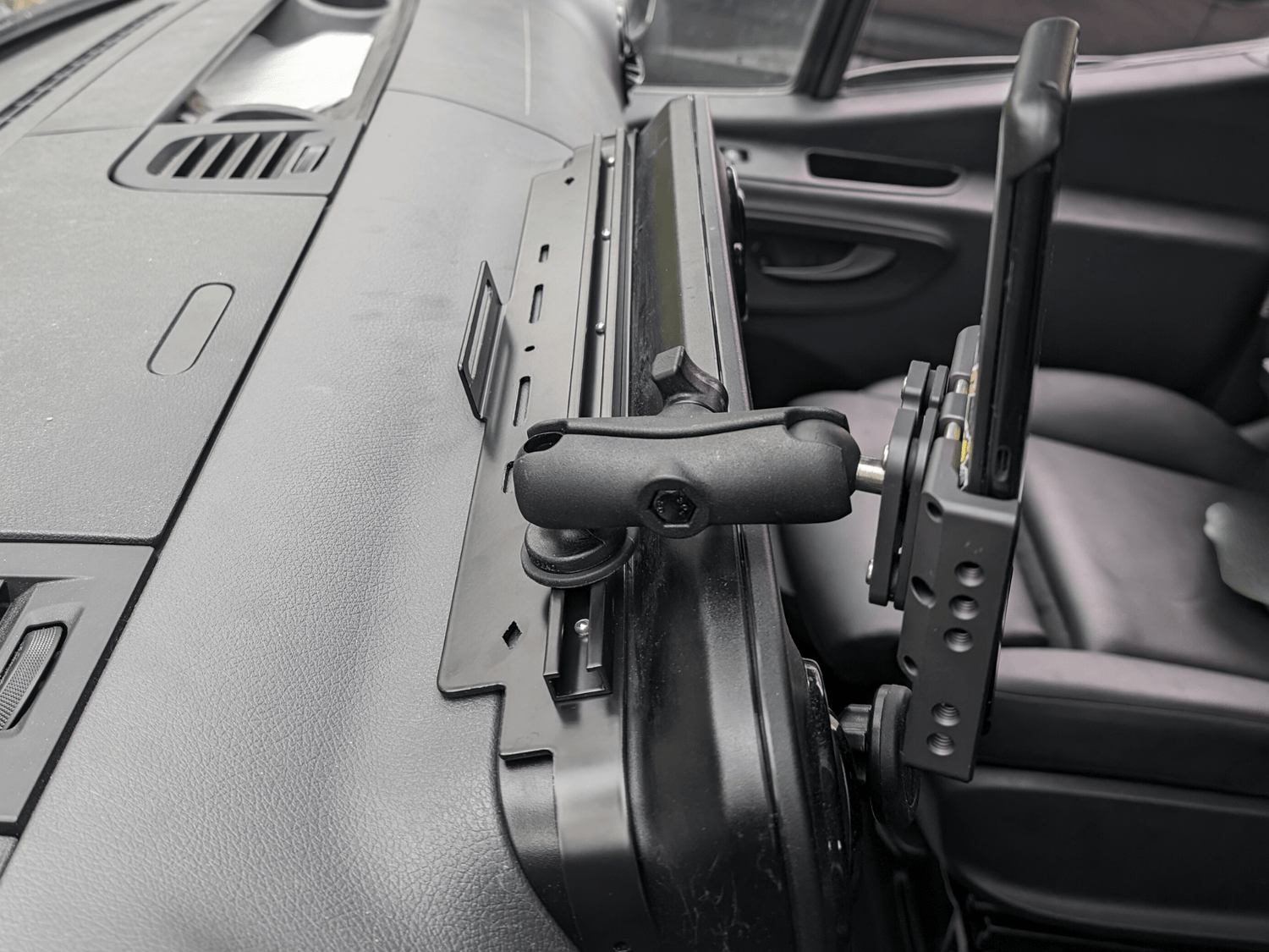 SPRINTER DASH ACCESSORIES AND PHONE MOUNTING SYSTEM - White Top Adventures